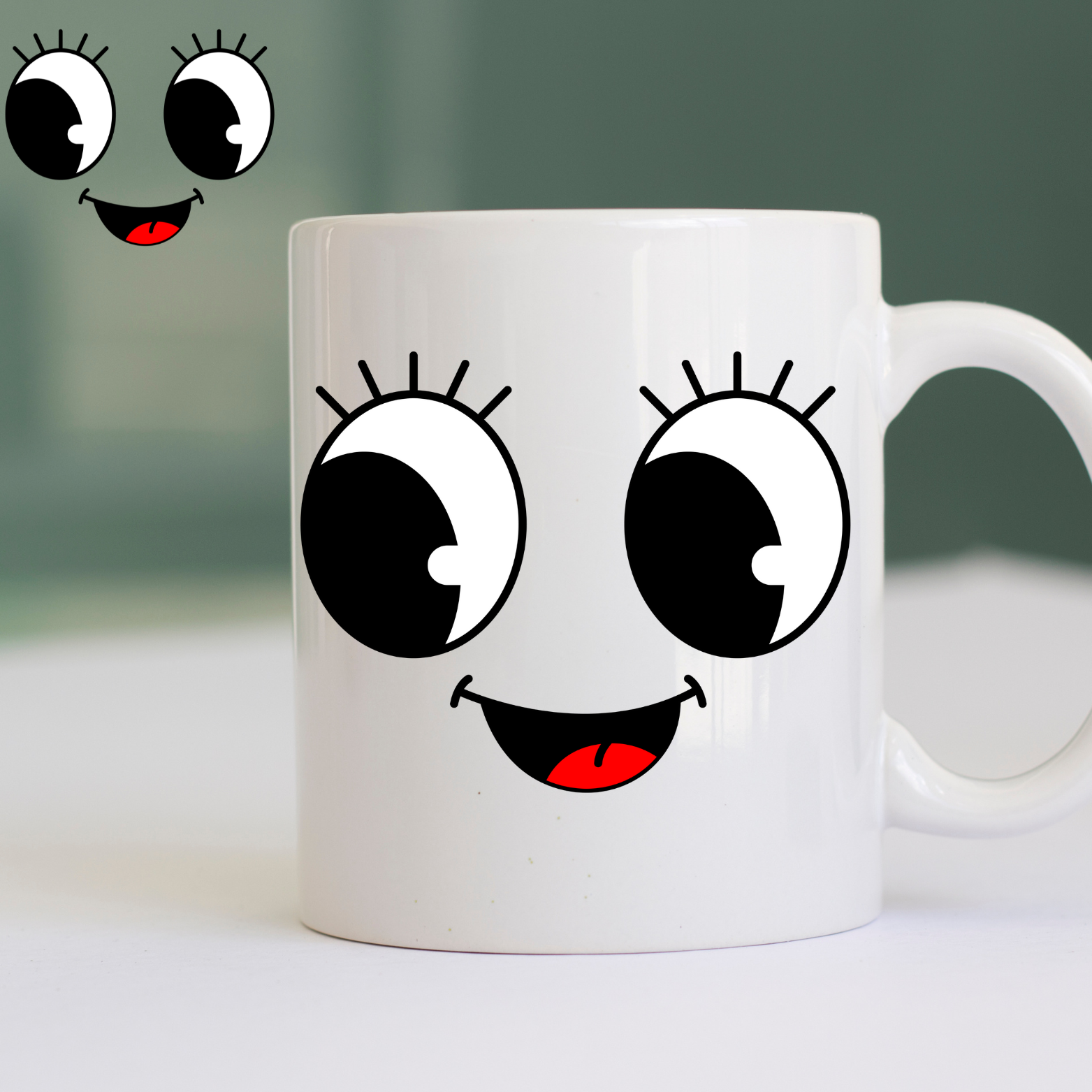 كوب من السيراميك الأبيض بتصميم وجه كرتوني معبر.